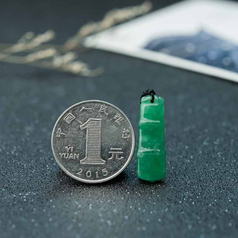糯冰种翠绿翡翠吊坠-红掌柜