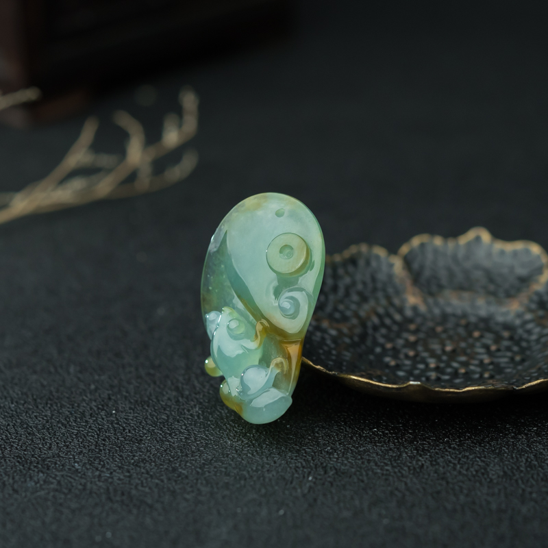 糯冰种俏色翡翠年年有余吊坠-红掌柜