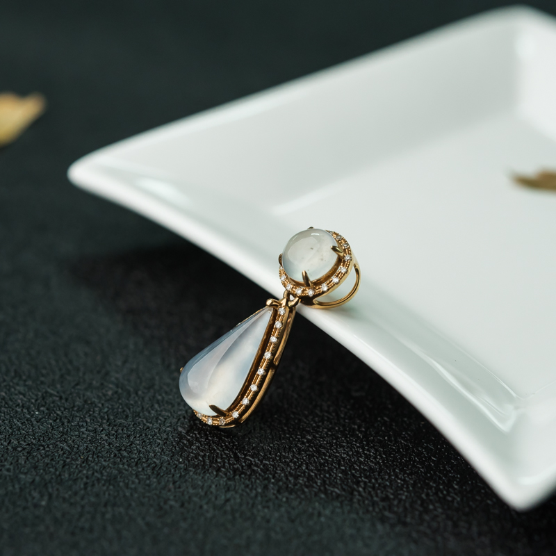 天然糯冰种翡翠随形吊坠-红掌柜