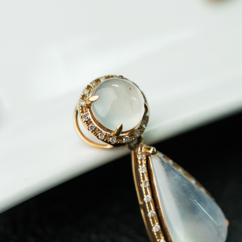 糯冰种翡翠随形吊坠-红掌柜