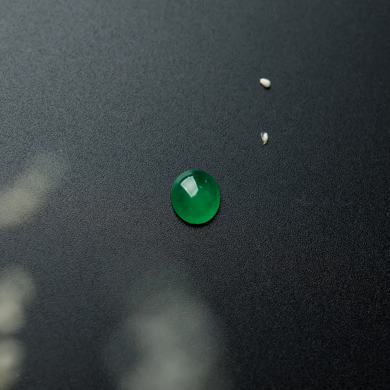 冰种阳绿翡翠蛋面-红掌柜