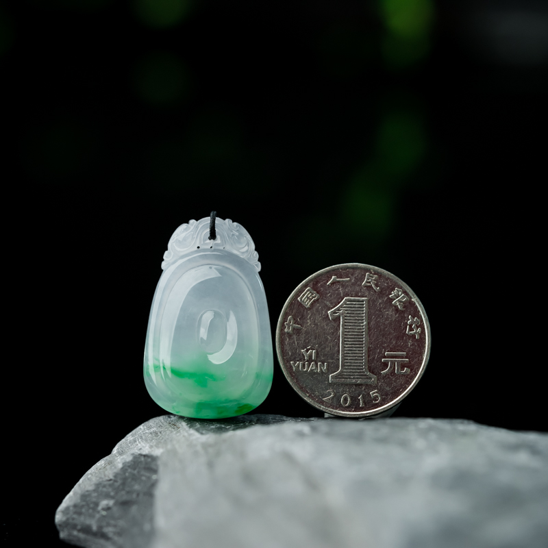冰种翡翠金钱贝吊坠-红掌柜