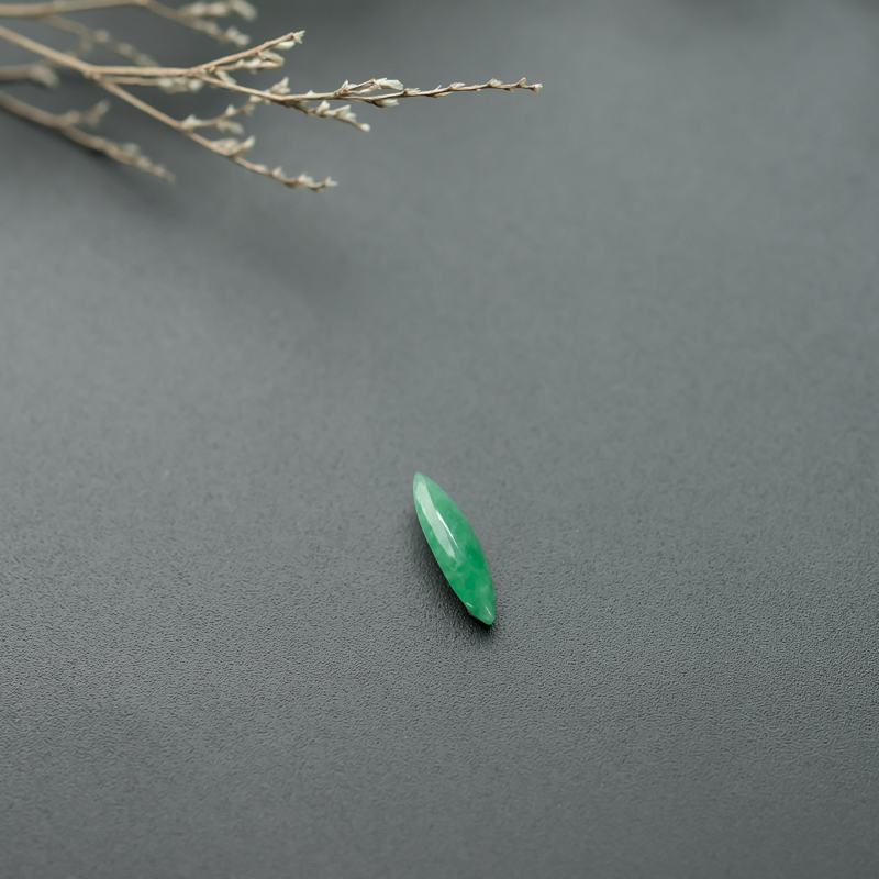 缅甸糯种翠绿翡翠随形戒面-红掌柜