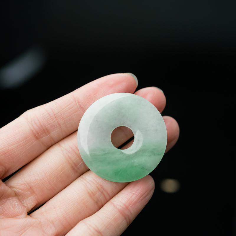 糯冰种飘翠翡翠吊坠-红掌柜