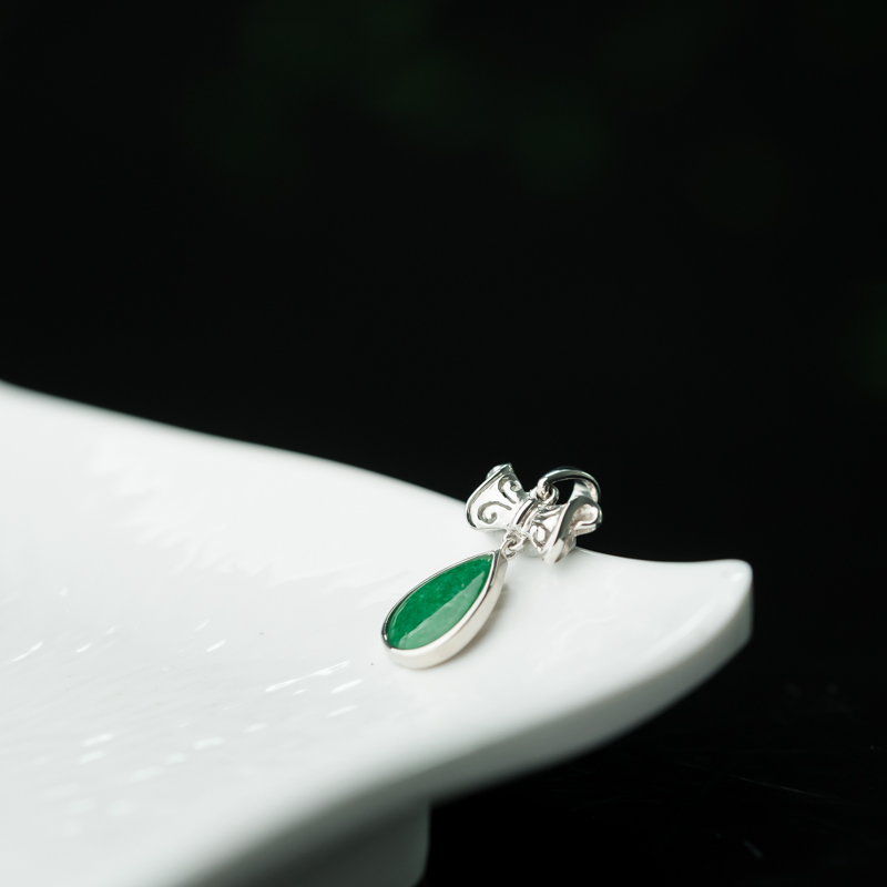 糯种翠绿翡翠水滴吊坠-红掌柜