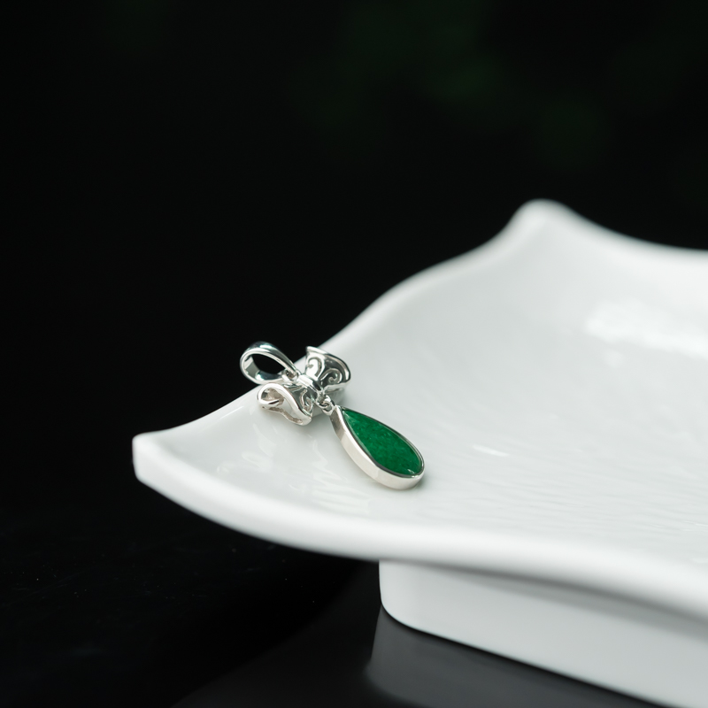 18K翠绿翡翠水滴吊坠-红掌柜