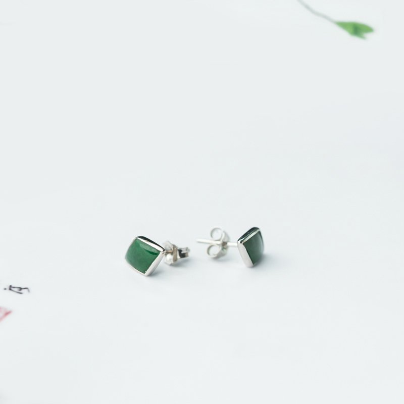 18K翠绿翡翠随形耳钉-红掌柜