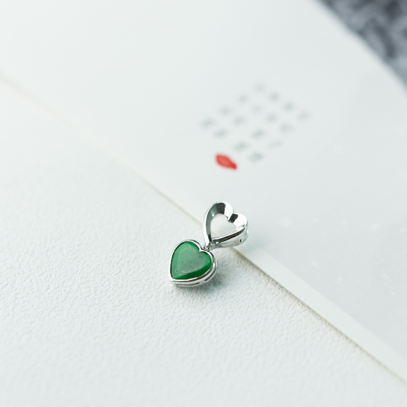 糯种翠绿翡翠桃心吊坠-红掌柜