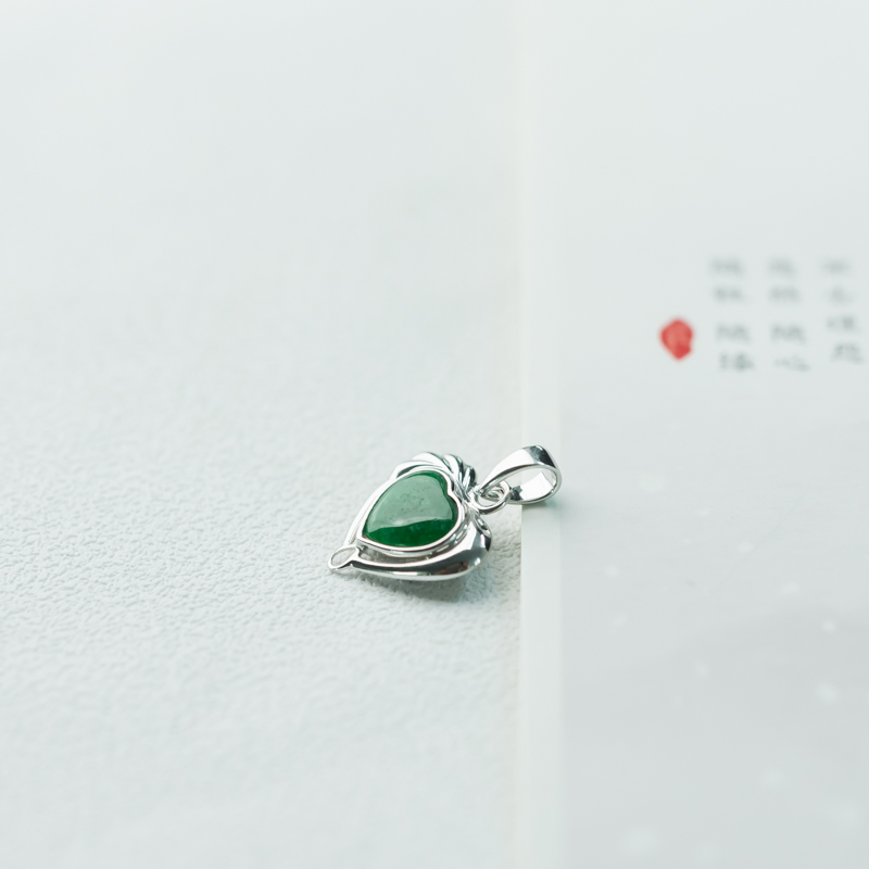 糯种翠绿翡翠桃心吊坠-红掌柜