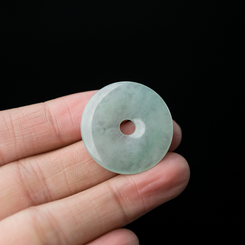 糯冰种飘翠翡翠吊坠-红掌柜