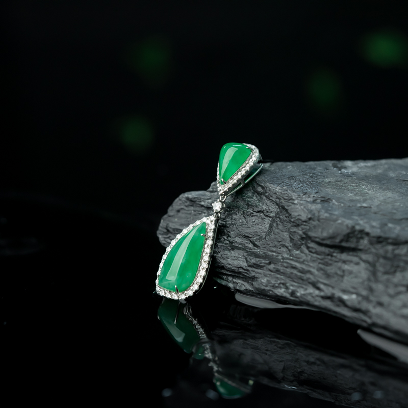 糯冰种阳绿翡翠吊坠-红掌柜