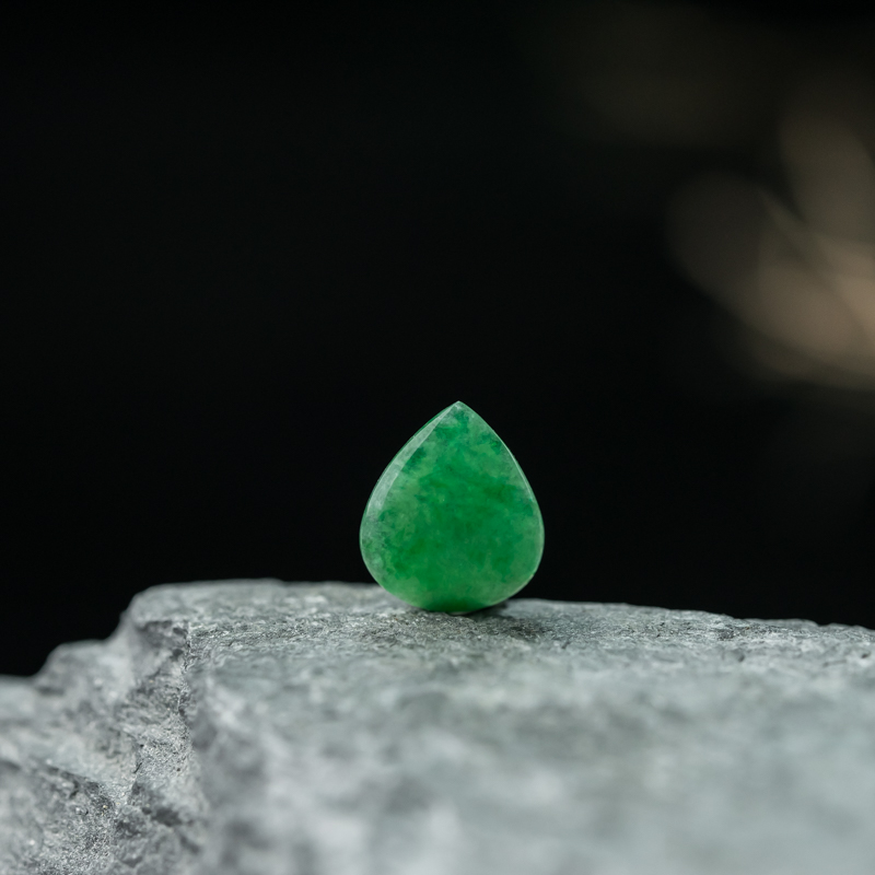 缅甸天然糯种翠绿翡翠水滴戒面-红掌柜