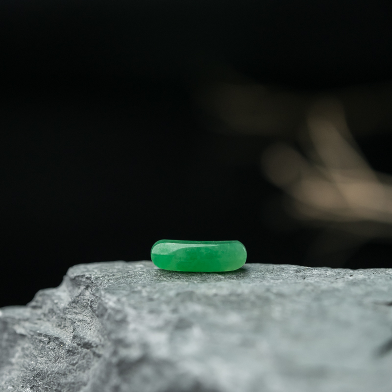 缅甸天然糯种翠绿翡翠马鞍戒面-红掌柜