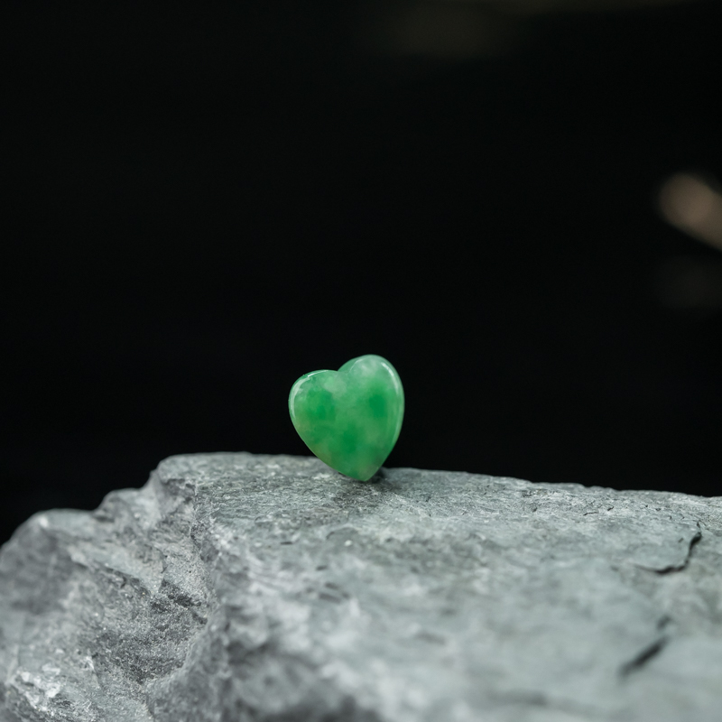 缅甸糯种翠绿翡翠桃心戒面-红掌柜