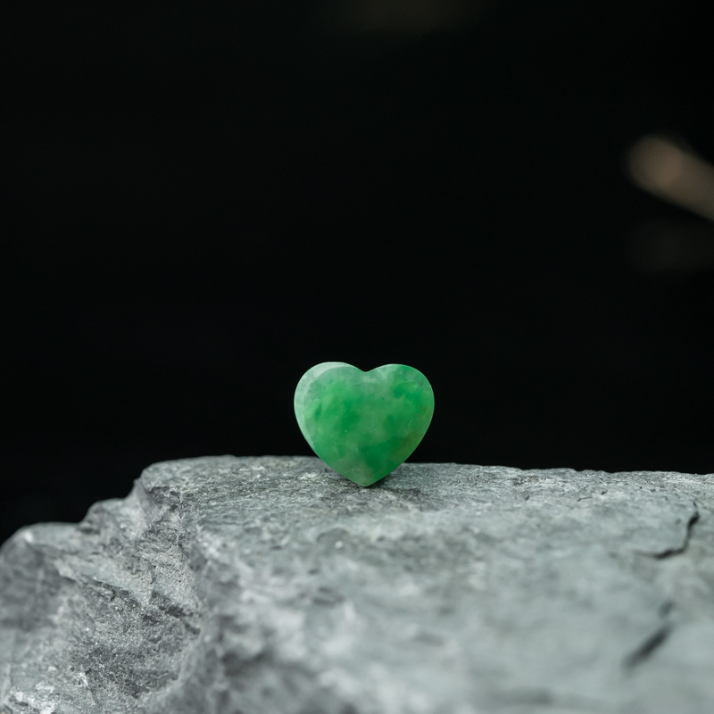 缅甸天然翠绿翡翠桃心戒面-红掌柜