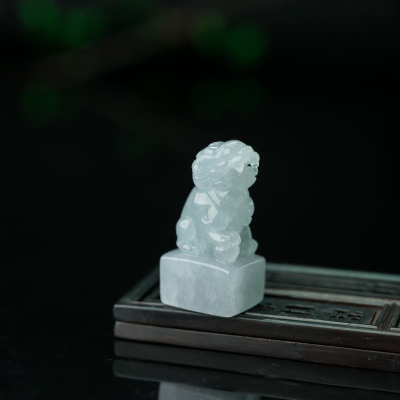 缅甸糯种淡晴水翡翠瑞兽印章-红掌柜
