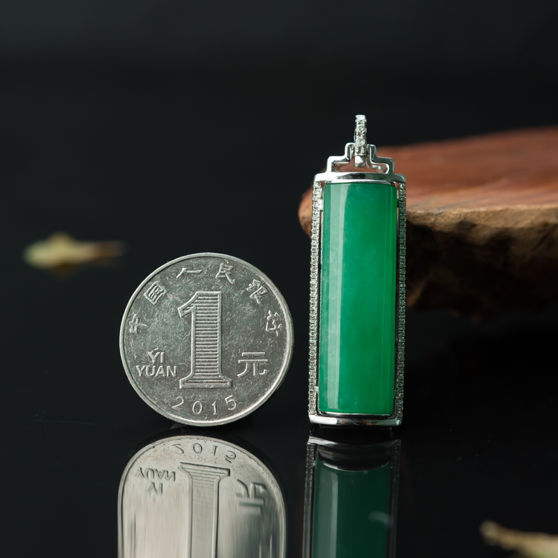 糯冰种翠绿翡翠吊坠-红掌柜
