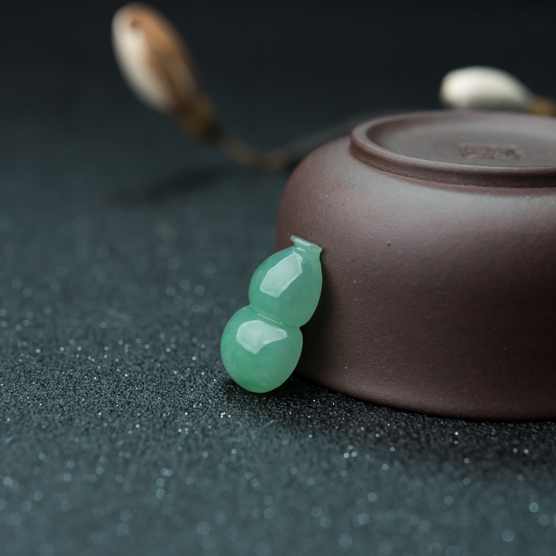 天然糯种豆绿翡翠葫芦吊坠-红掌柜