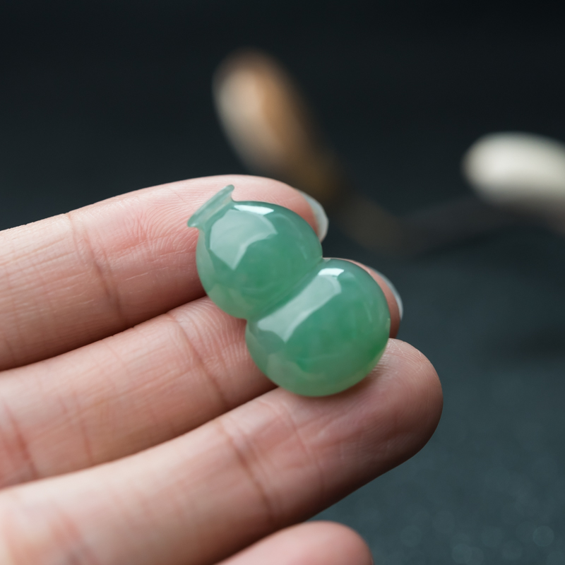 缅甸天然糯种豆绿翡翠吊坠-红掌柜