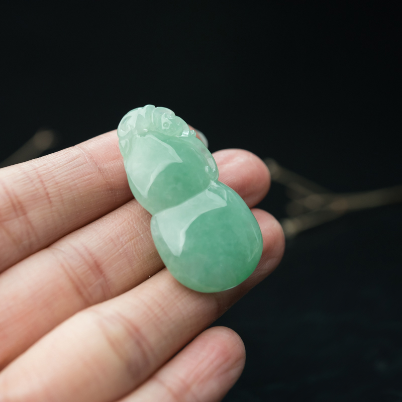 缅甸天然糯种豆绿翡翠吊坠-红掌柜