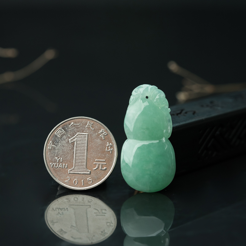 糯种豆绿翡翠吊坠-红掌柜