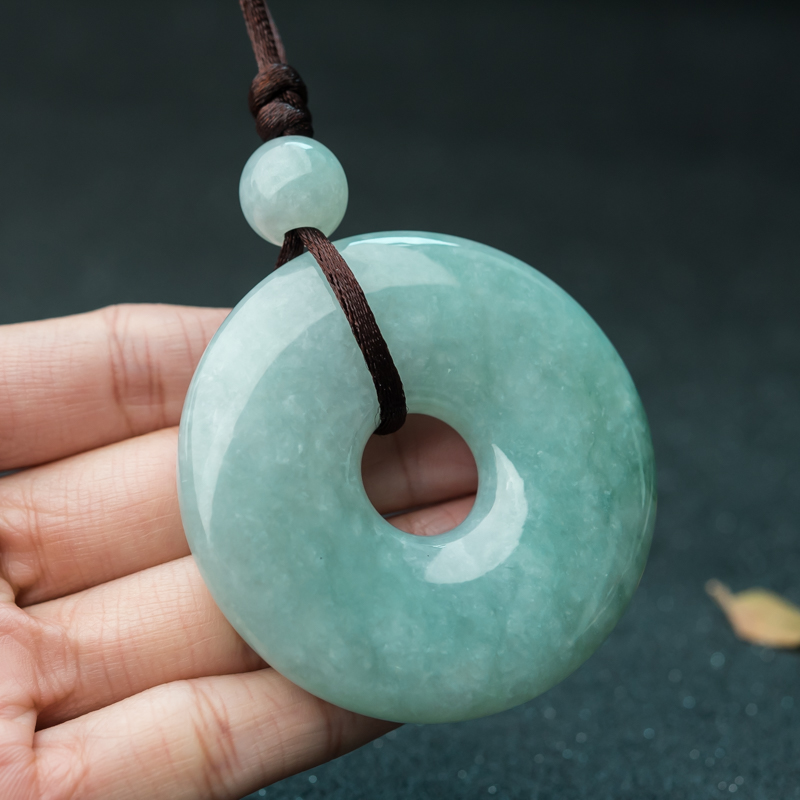 天然糯种豆绿翡翠吊坠-红掌柜