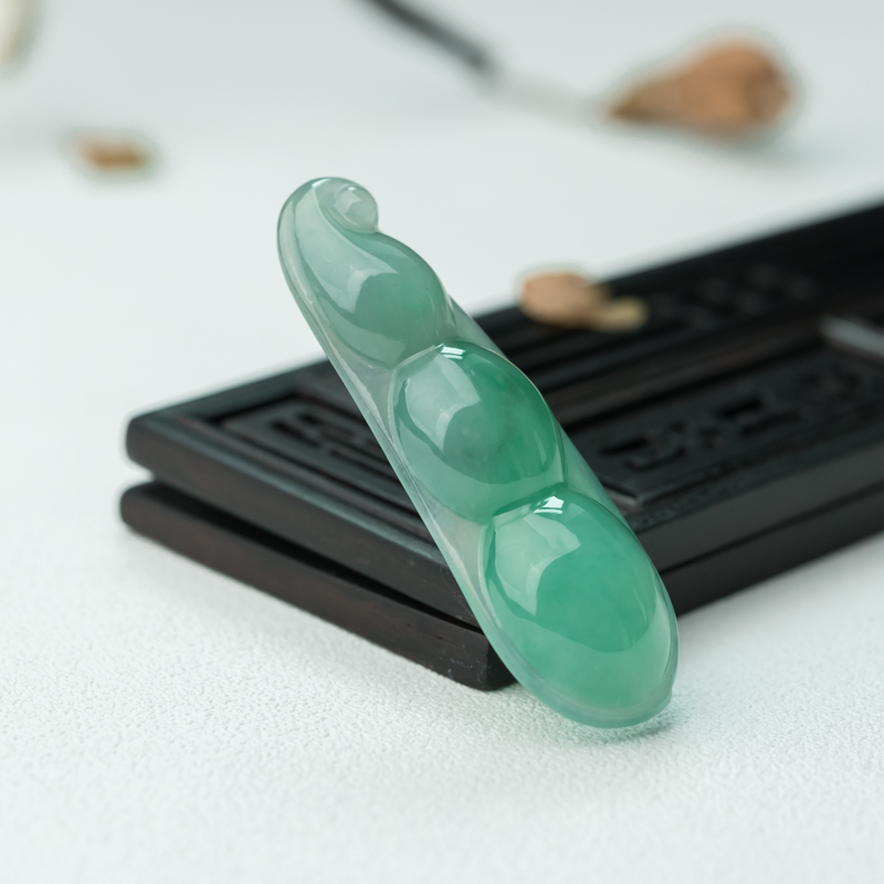 糯冰种翡翠福豆吊坠-红掌柜