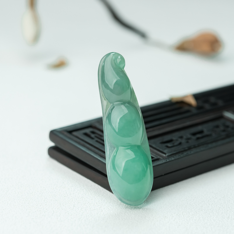 糯冰种翡翠福豆吊坠-红掌柜