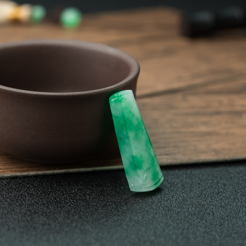 天然缅甸糯种飘翠翡翠吊坠-红掌柜