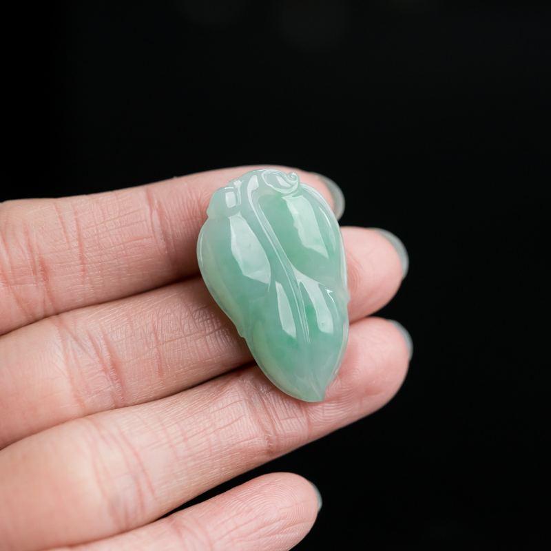 糯种浅绿翡翠吊坠-红掌柜