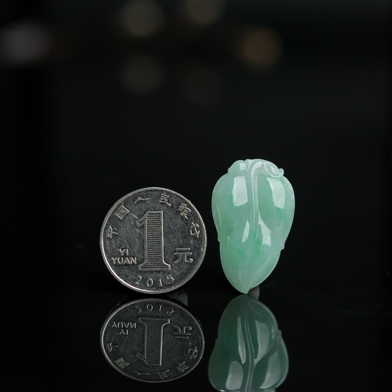 糯种浅绿翡翠吊坠-红掌柜