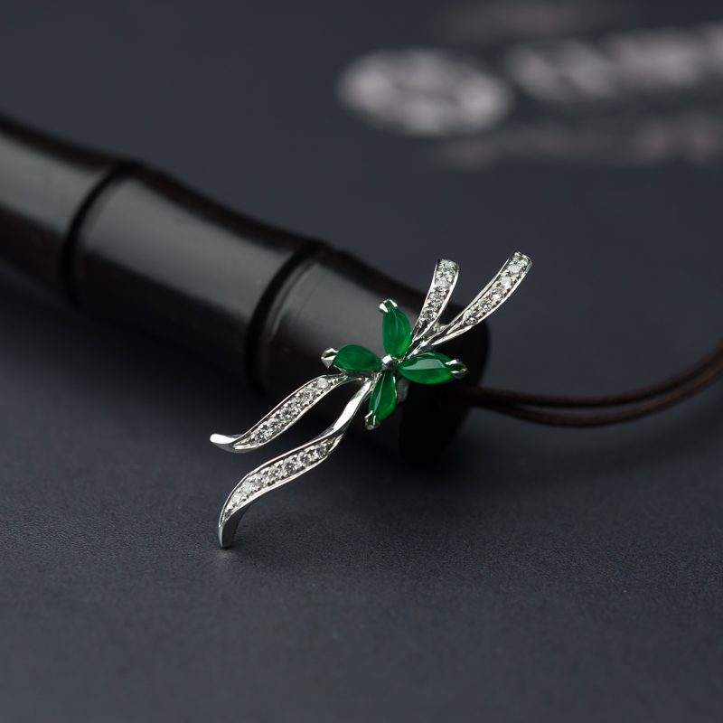 天然糯冰种翠色翡翠随形吊坠-红掌柜