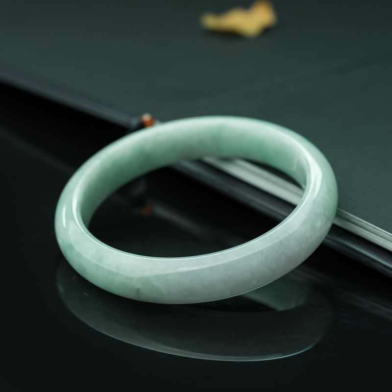 天然糯种浅绿翡翠手镯-红掌柜