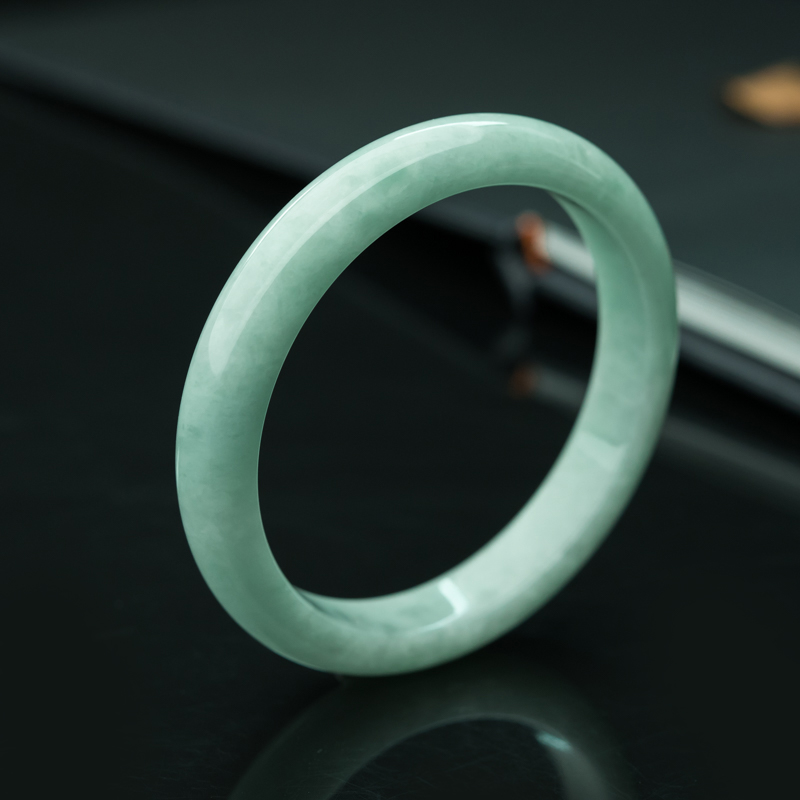 缅甸天然糯种浅绿翡翠手镯-红掌柜