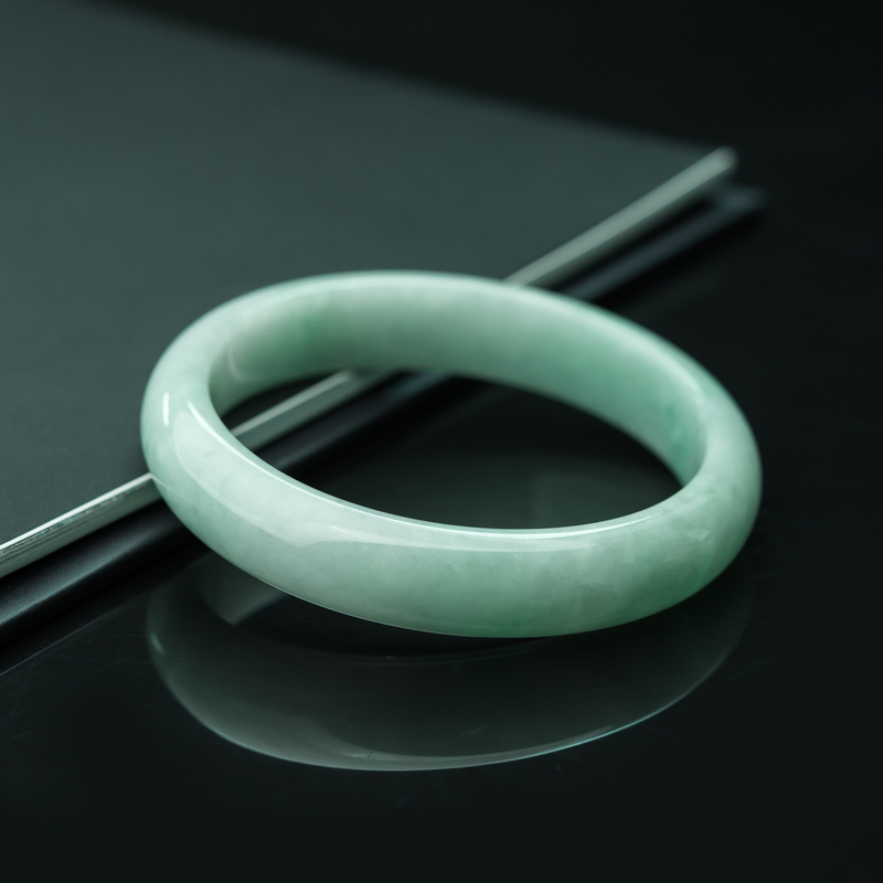 缅甸糯种浅绿翡翠手镯-红掌柜