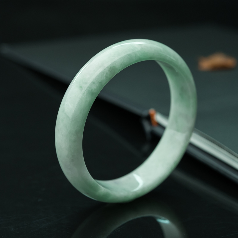 缅甸天然糯种浅绿翡翠手镯-红掌柜