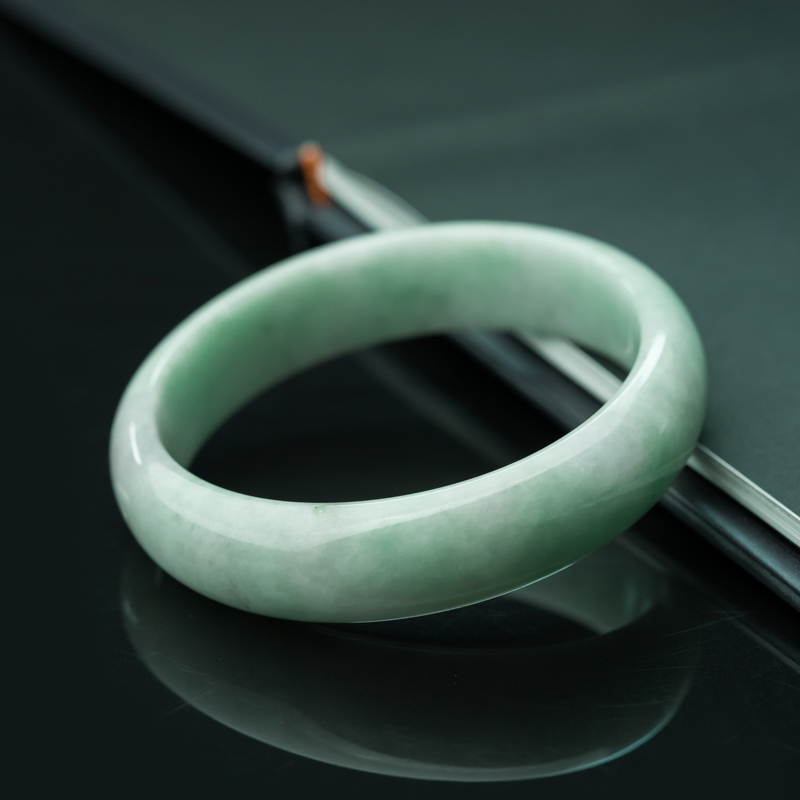天然糯种浅绿翡翠手镯-红掌柜