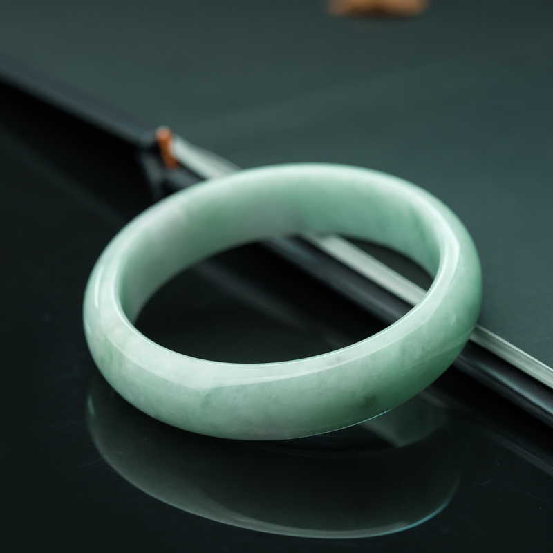天然糯种浅绿翡翠手镯-红掌柜
