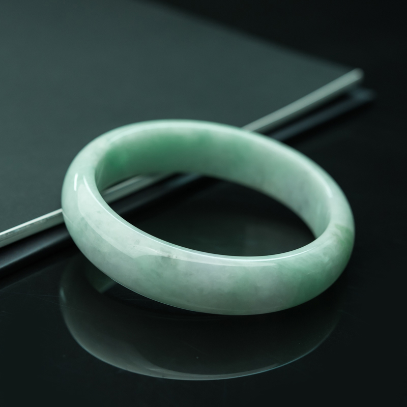 缅甸糯种浅绿翡翠手镯-红掌柜