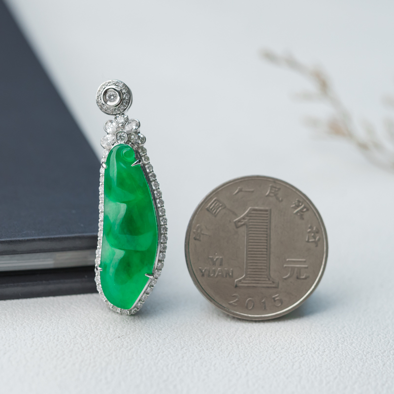 冰种阳绿翡翠吊坠-红掌柜