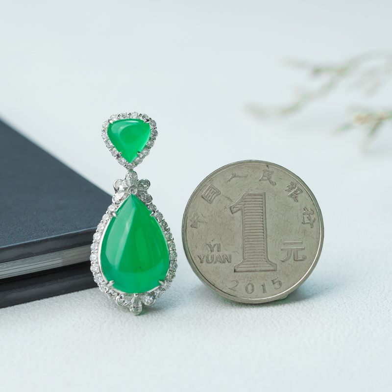 糯冰种翠绿翡翠吊坠-红掌柜