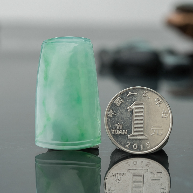 糯冰种豆绿翡翠吊坠-红掌柜