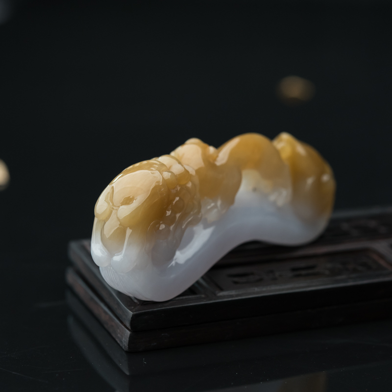 天然糯种俏色翡翠升官发财手把件-红掌柜