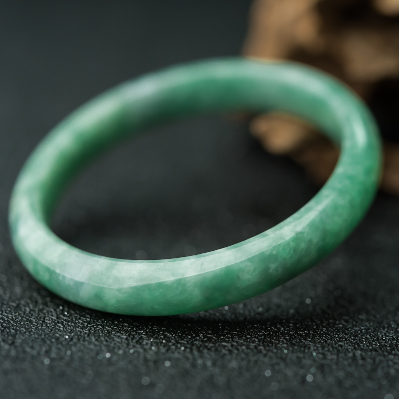 豆绿翡翠手镯-红掌柜