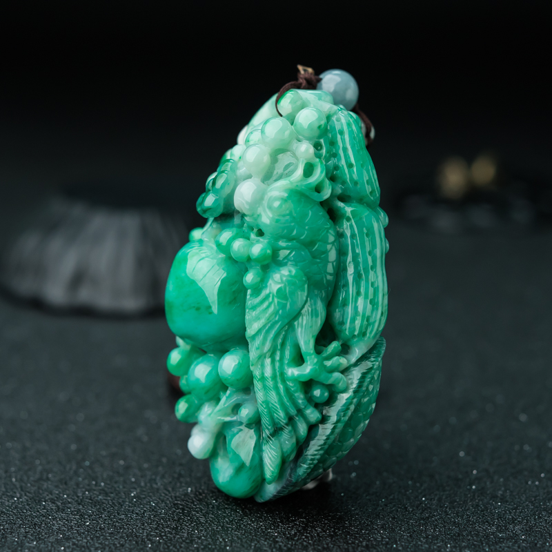 豆绿翡翠喜上眉梢手把件-红掌柜