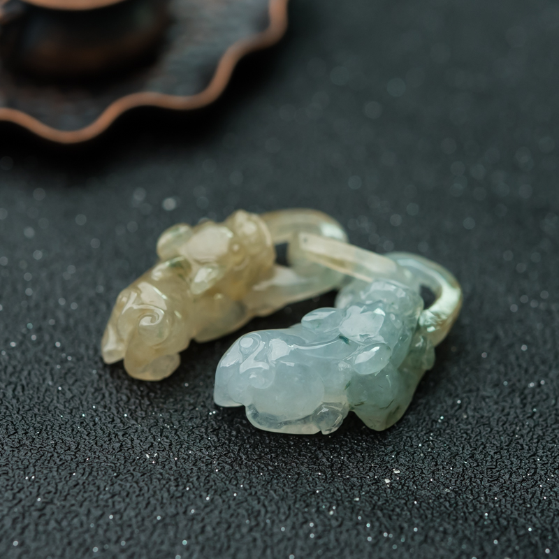 缅甸天然糯冰种俏色翡翠吊坠-红掌柜