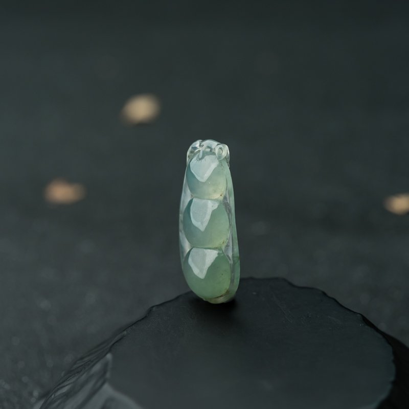 天然油青种晴水翡翠福豆吊坠-红掌柜