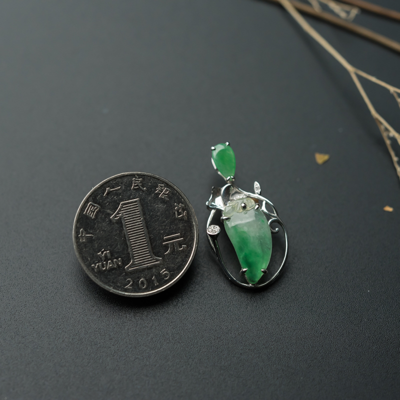 糯冰种翡翠吊坠-红掌柜