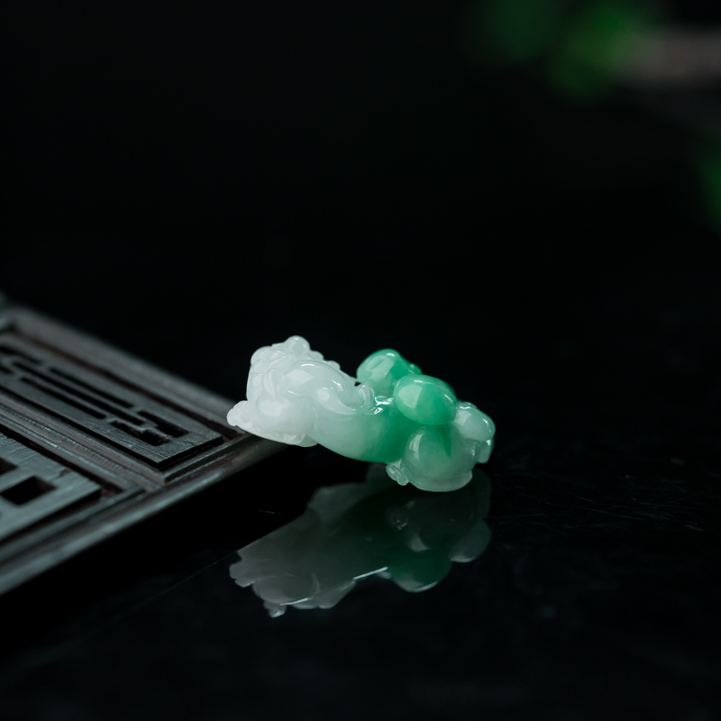 天然糯种飘翠翡翠貔貅吊坠-红掌柜