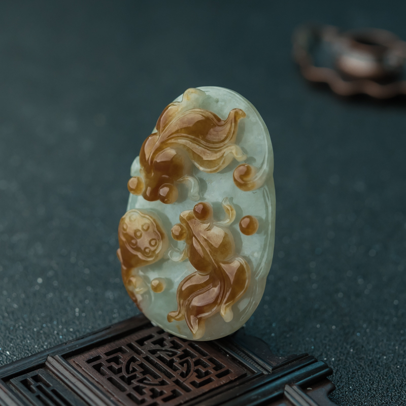 俏色翡翠连年有余吊坠-红掌柜